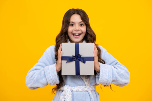 Teenager kid with present box. Teen child girl giving birthday gift. Present, greeting and gifting concept - Foto, imagen