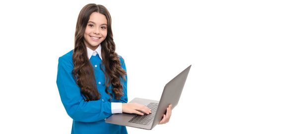 cara feliz de chica adolescente con pelo rizado largo trabajo en el ordenador aislado en blanco, blog de la escuela. - Foto, Imagen