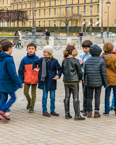 PARIS, FRANCE, JANUARY - 2022 - Kids in line waiting to enter to louvre museum building, paris, france - Foto, Bild