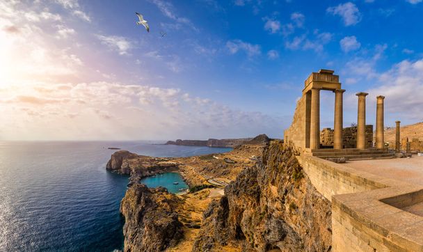 Ruins of Acropolis of Lindos view, Rhodes, Dodecanese Islands, Greek Islands, Greece. Acropolis of Lindos, ancient architecture of Rhodes, Greece.  - Foto, afbeelding