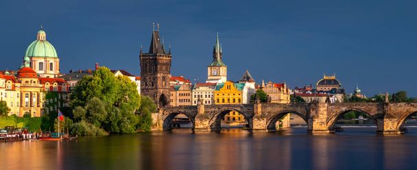 Charles Bridge sunset view of the Old Town pier architecture, Charles Bridge over Vltava river in Prague, Czechia. Old Town of Prague with Charles Bridge, Prague, Czech Republic. - Foto, afbeelding