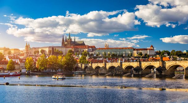 Prague Castle, Charles Bridge and boats on the Vltava river. View of Hradcany Prague Castle, Charles Bridge and a boats on the Vltava river in the capital of the Czechia.  - Foto, imagen