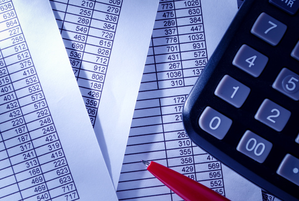 Калькулятор и ручка в верхней части бумажных отчетов
 - Фото, изображение