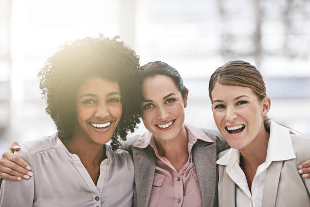 Adoro a minha equipa. Retrato recortado de um grupo de mulheres de negócios que estão juntas em seu escritório - Foto, Imagem