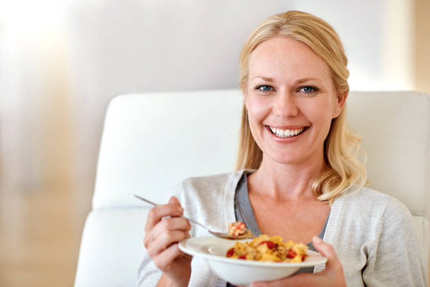 Healthy living begins with your diet. Portrait of a woman enjoying breakfast at home - Foto, Imagem