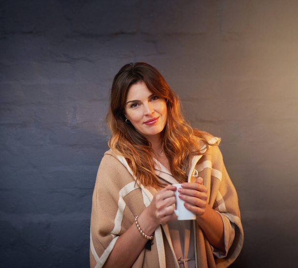 O café mantém-me fabuloso. uma mulher segurando uma xícara de café sobre um fundo cinza - Foto, Imagem