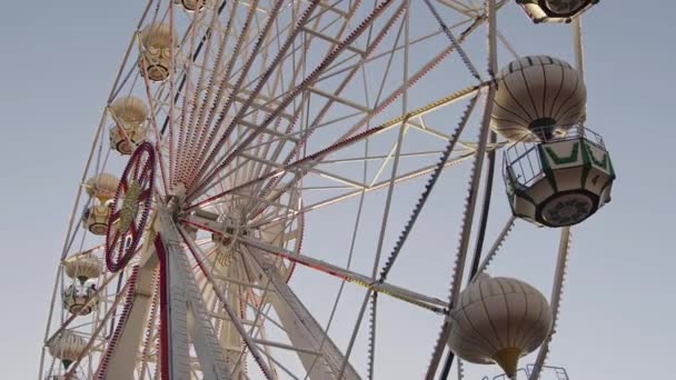 Ferris Wheel a vidámparkban egy felhőtlen napon. - Felvétel, videó