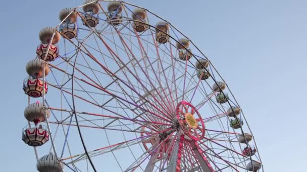 Gyönyörű Ferris Wheel Swing a Vidámpark felvételein. - Felvétel, videó