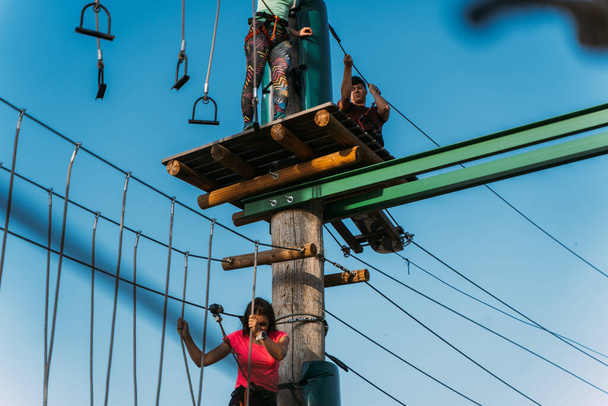Gruppe von Kletterern absolviert die Kurse im Abenteuerpark mit Leichtigkeit - Foto, Bild