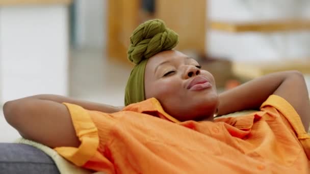 Schlafen, entspannen und schwarze Frau auf einem Sofa, Sofa oder im Wohnzimmer oder zu Hause. Komfort, Ruhe und Entspannung mit einer afrikanischen Dame in ihrem Haus, die neue, komfortable und gemütliche Möbel genießt - Filmmaterial, Video