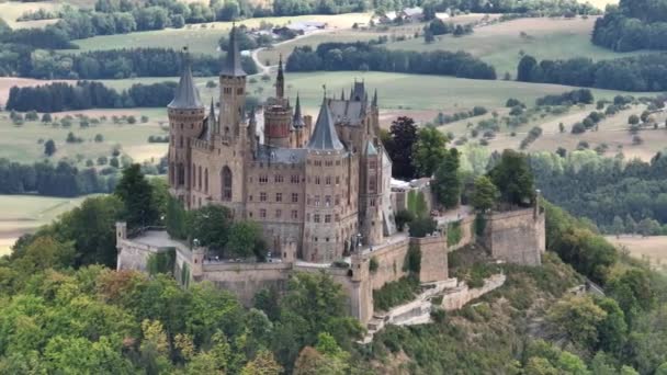 Burg Hohenzollern castle between the municipalities of Hechingen and Bisingen Germany, was the medieval castle of the Hohenzollern family. Stronghold fortress culturale heritage. - Filmagem, Vídeo