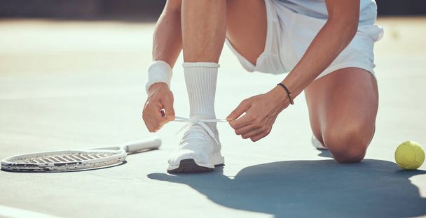 Sporty tenisowe buty krawat do przygotowania do ćwiczeń, fitness lub treningu konkurencji na korcie tenisowym. Gracz lub człowiek ręce wiążące sznurowadła gotowe do gry, turnieju lub treningu wydajności zdrowotnej. - Zdjęcie, obraz