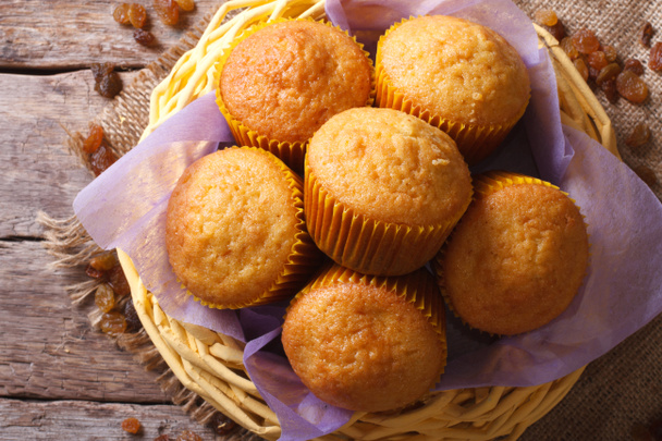Muffins naranjas y pasas de cerca. vista superior horizontal
 - Foto, Imagen