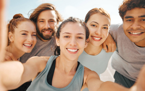 Exercise friends, selfie and social fitness and wellness event outside with health lifestyle team. Summer workout, young adults and outdoor sports club photo with active people together - Foto, Imagem