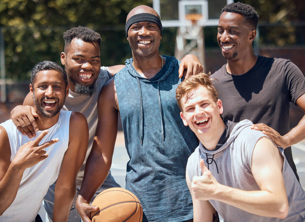 Portré, sport vagy kosárlabda csapat bírósági tréning egy játék, mérkőzés vagy verseny egy mosollyal. Sportolók, edzés és változatos csoportkép sportoló férfiakról testmozgás, fitnesz és egészség céljából - Fotó, kép
