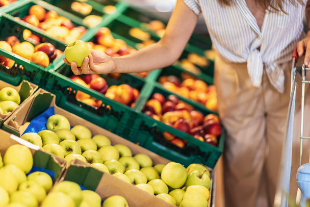 Жінка в супермаркеті Вибір свіжих фруктів, крупним планом
. - Фото, зображення