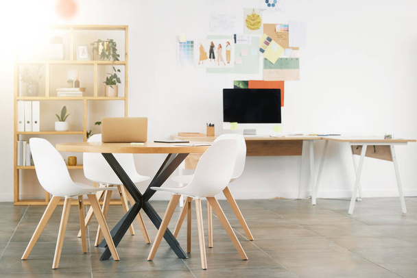 Office interior design, workspace building and desk table with wood chairs. Industrial professional room, concrete floor and white wall paint. Idea style storyboard, modern computer and empty decor. - Φωτογραφία, εικόνα