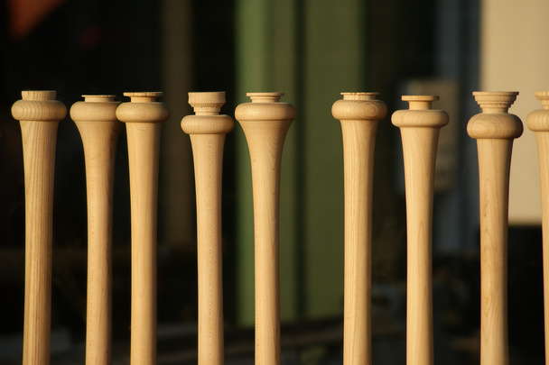 Baseballschläger im Schaufenster eines Holzgeschäfts - Foto, Bild