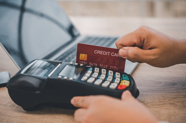 Betalen met credit card, producten kopen en verkopen met een credit card swipe machine - Foto, afbeelding