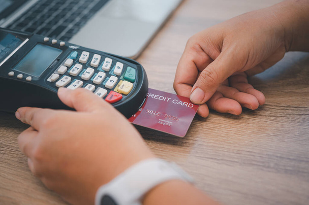 Bankkártyával történő fizetés, termékek vásárlása és értékesítése hitelkártya-lehúzó géppel - Fotó, kép