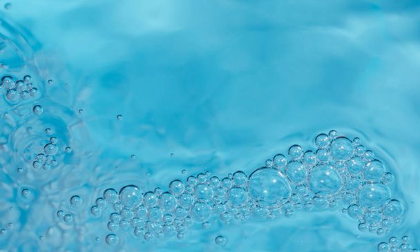 Transparent water bubbles forming background or pattern. Fresh cool blue water background with bubbles - Fotoğraf, Görsel