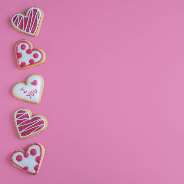 Line of Heart Shaped Valentine Cookies on Pink Background with Copy Space - Valokuva, kuva