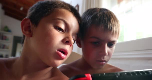 Δύο αδέρφια παρακολουθούν την οθόνη. Παιδί αδελφός βλέποντας σε απευθείας σύνδεση αδελφική παιχνίδι - Πλάνα, βίντεο