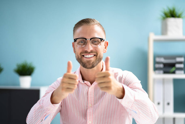 Man Portrait In Video Conference Webinar Showing Thumbs Up - Foto, immagini