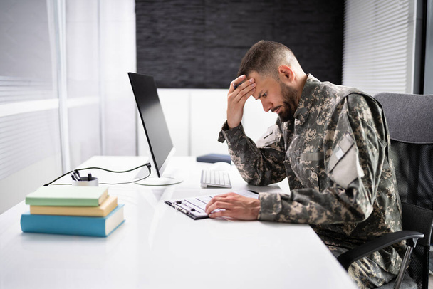 Sad Frustrated Military Veteran Student Doing Test In College - Foto, afbeelding