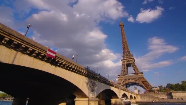 Timelapse, κίνηση των νεφών. Οι άνθρωποι περπατούν στο Παρίσι με τον Πύργο του Άιφελ στο βάθος. Το πιο δημοφιλές τουριστικό αξιοθέατο στον κόσμο. Παρίσι, Γαλλία. Υψηλής ποιότητας 4k πλάνα - Πλάνα, βίντεο