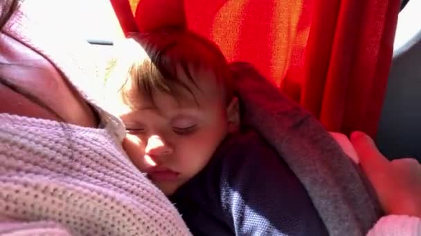 赤ん坊はバスの中で寝ている。幼児は路上で寝ています - 映像、動画