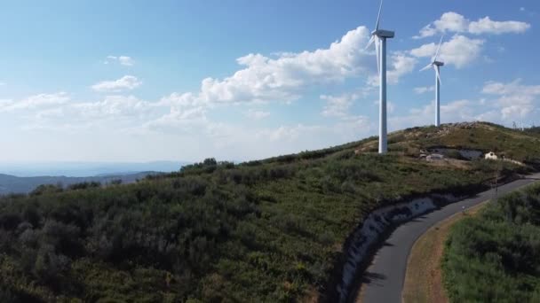 електронні генератори, що обертаються з вітром у горах у сонячний день. Високоякісні 4k кадри
 - Кадри, відео