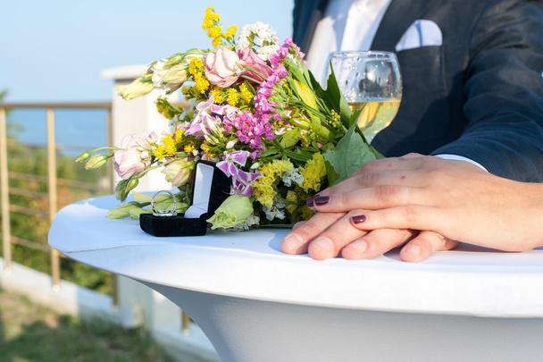 Dotyku rukou nevěsty a ženicha - Fotografie, Obrázek
