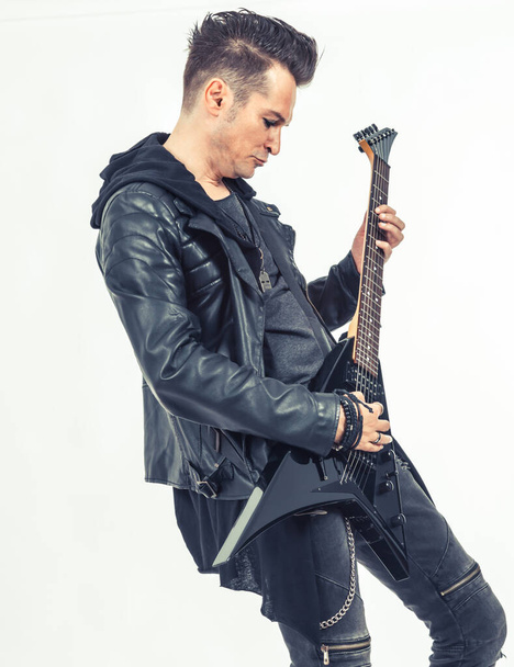 Παθιασμένος κιθαρίστας που παίζει ηλεκτρική κιθάρα σε λευκό φόντο.  - Φωτογραφία, εικόνα