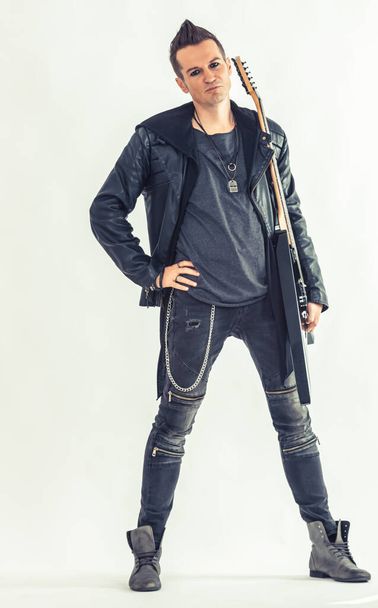 Plná délka sebevědomý heavy metalový hudebník drží elektrickou kytaru. - Fotografie, Obrázek