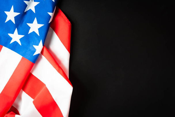 Kolorowe amerykańska flaga zbliżyć w ciemnym tle z miejsca na kopiowanie tekstu. - Zdjęcie, obraz