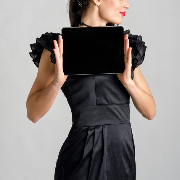 Business woman holding and shows touch screen tablet pc with blank screen - Foto, imagen