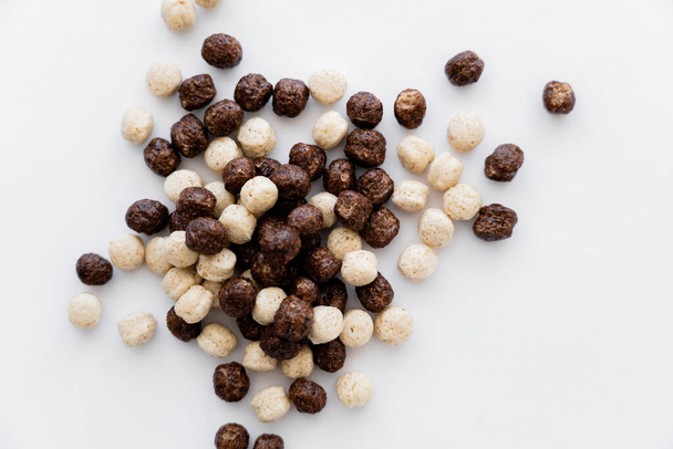 vista superior de bolas de cereales con sabores de chocolate y vainilla aislados en blanco  - Foto, imagen