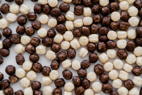 Hintergrund von Müslibällchen mit Vanille- und Schokoladenaromen auf weißem Hintergrund  - Foto, Bild