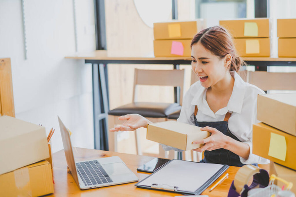 Small business owners online are offering their customers their orders and products via video call. and check the orders that the customers have ordered of online retailers - online shopping - 写真・画像