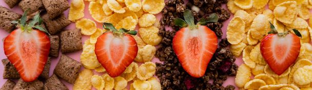 bovenaanzicht van verse aardbeien op diverse ontbijtgranen en granola op roze, banner - Foto, afbeelding