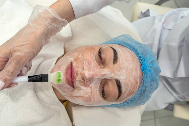 Професійний косметолог проводить ультразвукову чистку шкіри обличчя за допомогою пристрою. Косметична процедура в салоні краси клініки. Концепція машинної косметології
. - Фото, зображення