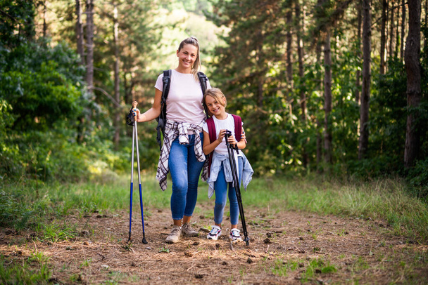 Mother and daughter enjoy hiking together. - Valokuva, kuva