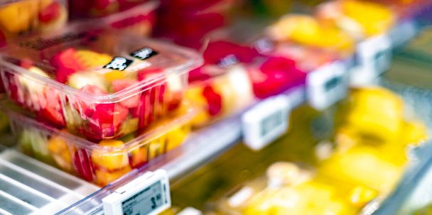 Emballages avec des fruits frais exposés dans un réfrigérateur commercial
 - Photo, image