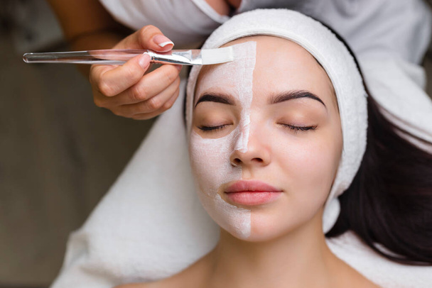 粘土マスクで顔面治療を受ける女のクローズアップ撮影。美容とスパ。高品質4k映像 - 写真・画像