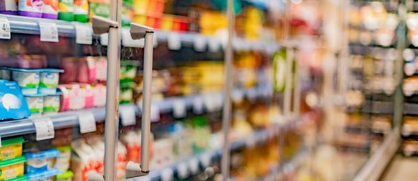 Kereskedelmi hűtőszekrényben kijelzett élelmiszeripari termékek - Fotó, kép