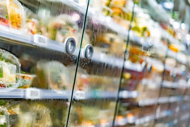 Produits alimentaires exposés dans un réfrigérateur commercial - Photo, image