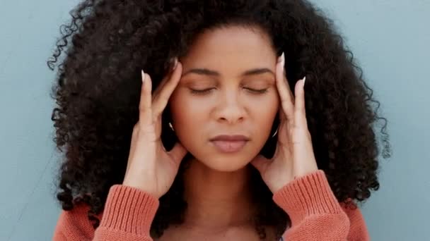 Depressive Frau mit Kopfschmerzen, Angstzuständen und psychischen Problemen vor dem Hintergrund von Stress oder Migräne. Schmerzen und Beschwerden aufgrund von Problemen, Sorgen und Problemen, während sie sich frustriert fühlen. - Filmmaterial, Video