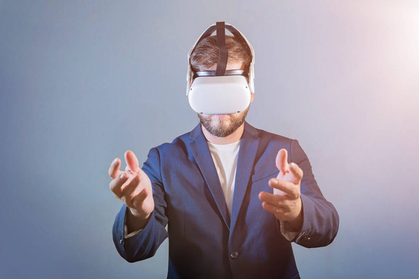 людина в гарнітурі VR віртуальної реальності. VR для ігор. Чоловік бізнесмен в куртці грає в окулярах VR
 - Фото, зображення