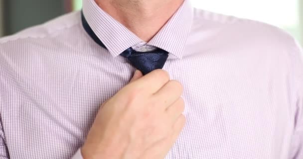 Közelkép egy férfiról, aki nyakkendőt kötött reggel. Üzletember és üzleti etikett öltözködési kódexszel - Felvétel, videó